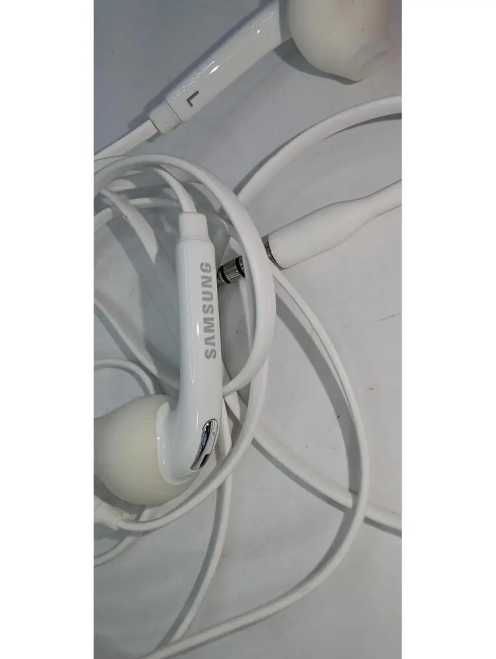 White Samsung Wired Earbuds with Inline Microphone